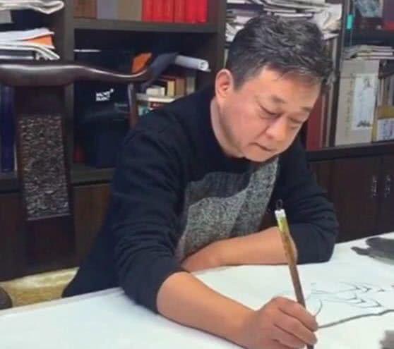 朱军现状曝光：头发花白人憔悴，退出银幕后依旧住豪宅开豪车！
