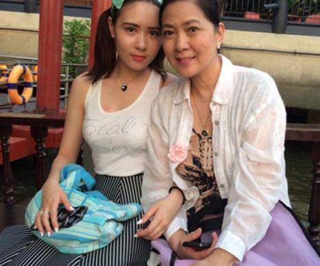 57岁沈丹萍与71岁德国老公近照，20岁混血女儿美艳