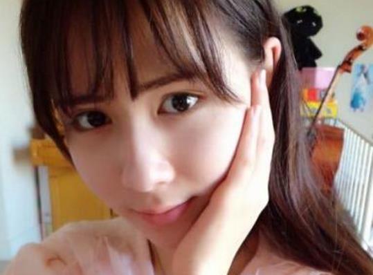 57岁沈丹萍与71岁德国老公近照，20岁混血女儿美艳