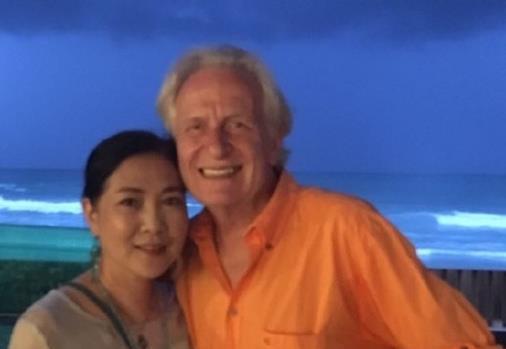 57岁沈丹萍与71岁德国老公近照，20岁混血女儿美艳