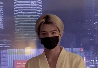 ​七鹤大人有多大牌？和明星合影不摘口罩，为显个子高特意摆拍