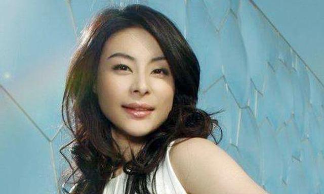 跳水女王郭晶晶近况，四年给霍家生了三个孩子