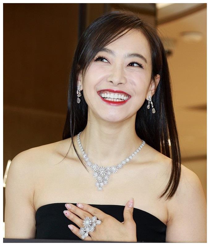 原来这些漂亮女星也有不完美的地方！景甜下巴短，娜扎凸嘴！
