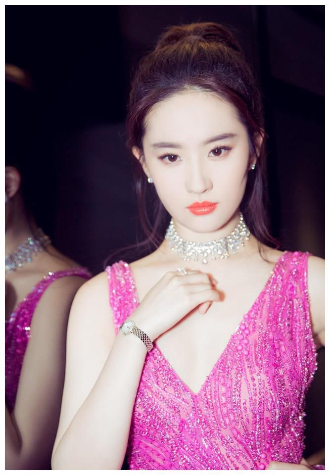 原来这些漂亮女星也有不完美的地方！景甜下巴短，娜扎凸嘴！
