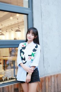 ​都说张嘉倪身高不足155，看她这么穿腿都有一米八长了
