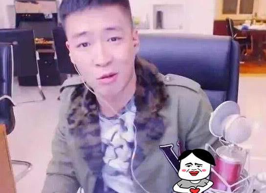 刘一手开撕“快手一哥”，网友围观看戏，并调侃要让他叫“爸爸”