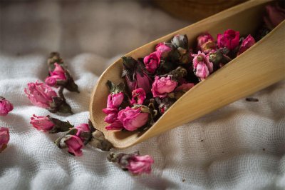 ​玫瑰花怎么养在花瓶里