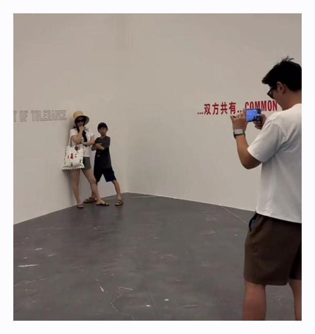 网友云南偶遇霍思燕 富态尽显肚子隆起将三胎？