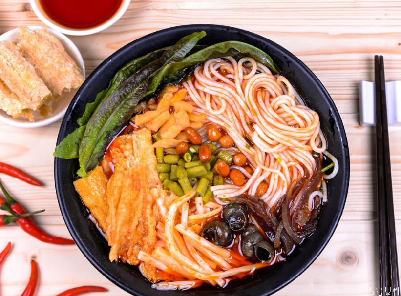 李子柒螺蛳粉好吃吗 李子柒好吃还是螺霸王