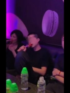 ​天后王菲与男友人K歌，见人拍紧捂胸口防走光，全程未见谢霆锋