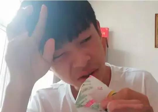 网上买了包4元的死神辣条，以为是假货，吃完却拿出豆奶压惊