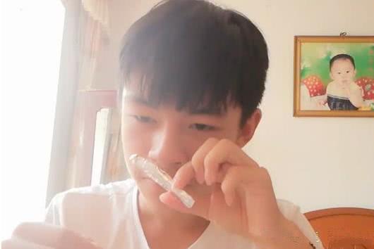 网上买了包4元的死神辣条，以为是假货，吃完却拿出豆奶压惊