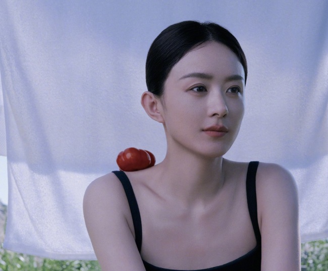 赵丽颖黑色吊带冷艳高贵似天鹅