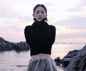 ​赵丽颖黑色吊带冷艳高贵似天鹅