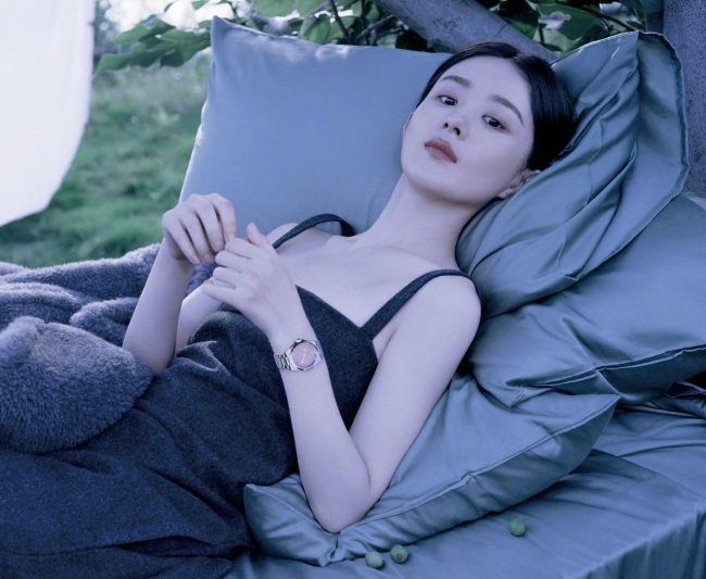 赵丽颖黑色吊带冷艳高贵似天鹅