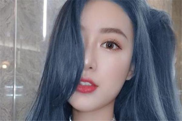 蓝灰色头发怎么染 蓝灰色掉色后是什么颜色