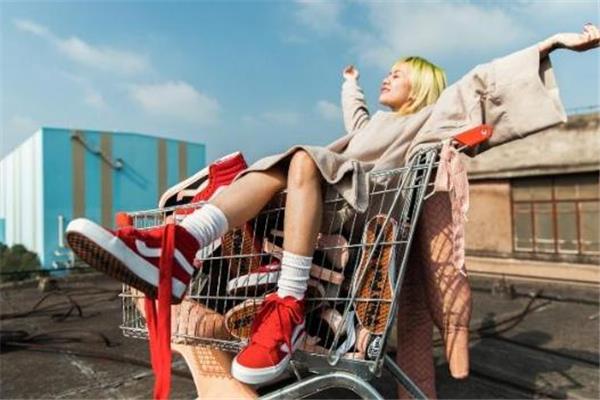 vans猪年限定鞋带穿法 玩法非常多