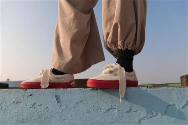 vans猪年限定鞋带穿法 玩法非常多