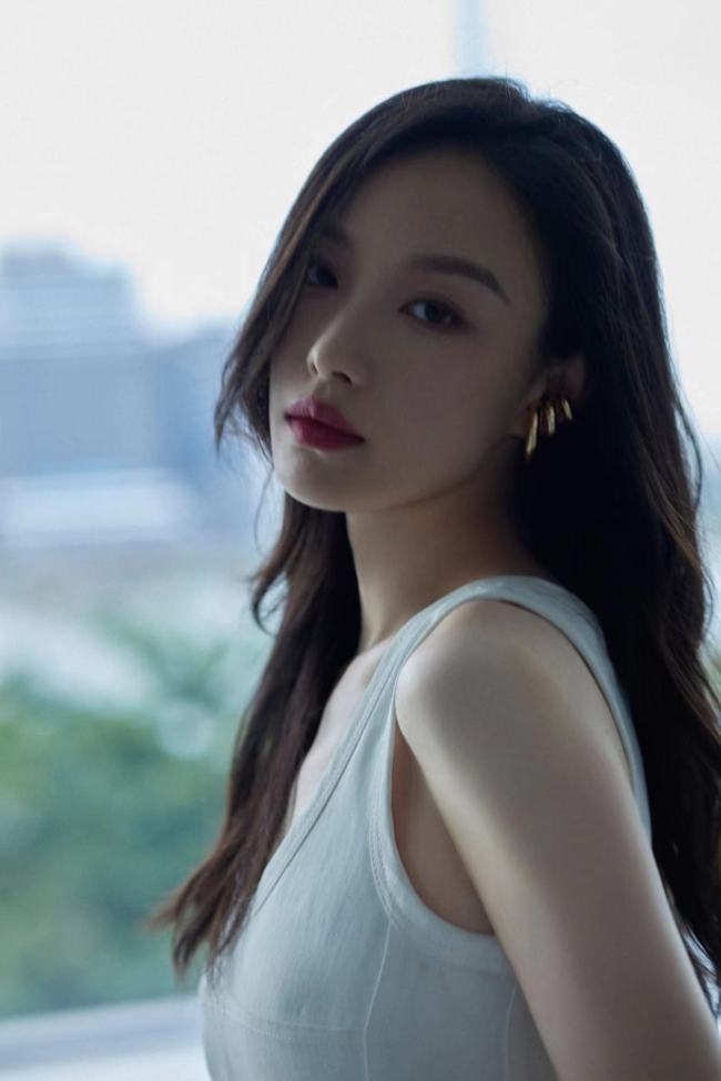 倪妮白色连衣裙金属耳饰 红唇卷发风情万种
