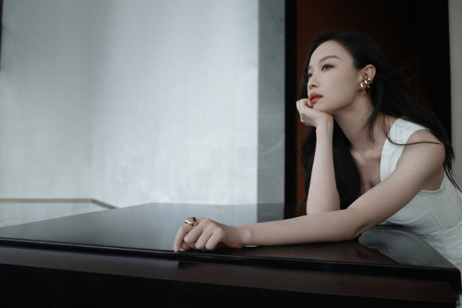 倪妮白色连衣裙金属耳饰 红唇卷发风情万种