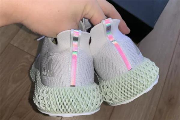 阿迪达斯alphaedge 4d跑鞋偏码吗 鞋面有延伸性