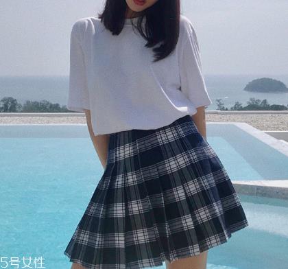 夏天百褶裙搭配什么上衣 穿出夏日学院风
