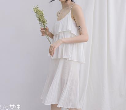 夏天百褶裙搭配什么上衣 穿出夏日学院风