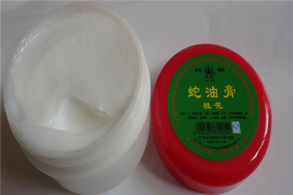 蛇油膏涂上为什么会疼 蛇油膏和凡士林哪个好