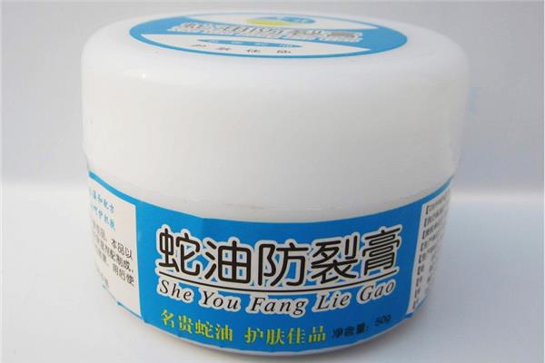 蛇油膏涂上为什么会疼 蛇油膏和凡士林哪个好
