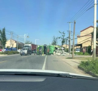 ​江苏徐州一辆装载石块的渣土车侧翻压倒三轮车致人死亡，目击者讲述！多方回应