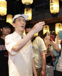​林志炫来西安：逛长安十二时辰吃肉夹馍，博物馆门口唱歌太可爱_ZAKER新闻