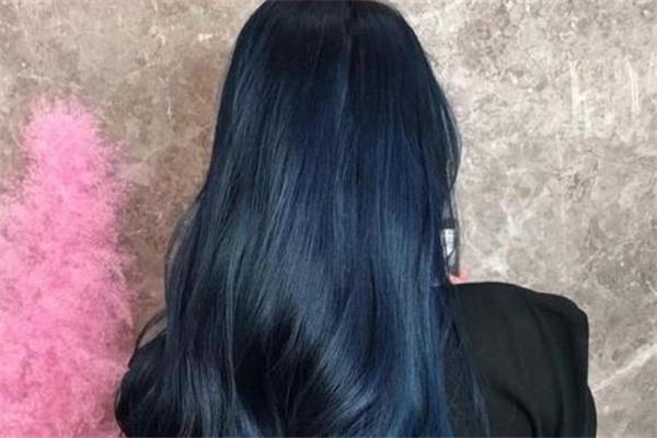 蓝黑色掉色是什么颜色 蓝黑色头发掉色过程