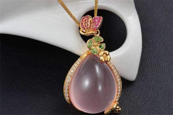 芙蓉石可以戴着睡觉吗 芙蓉石睡觉的时候放在哪里