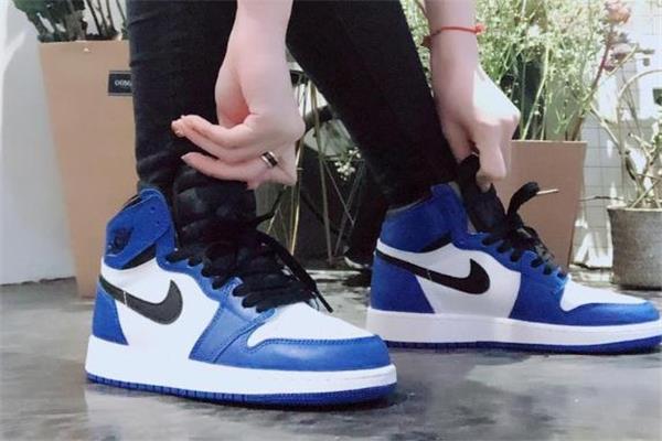 aj1影子灰和小闪电哪个好 前者更抢手