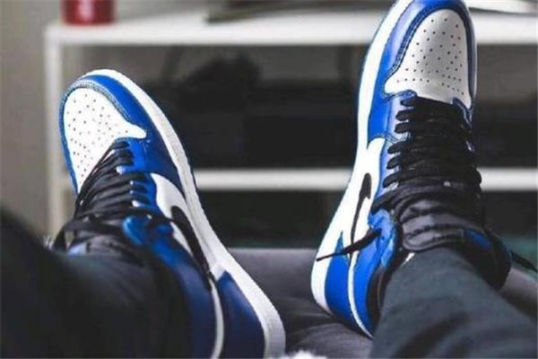 aj1影子灰和小闪电哪个好 前者更抢手