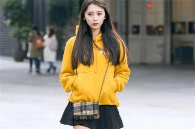 ​黄色卫衣配什么裙子好看 黄色卫衣搭配裙子图片