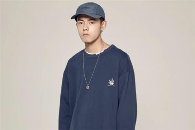 ​蓝色卫衣配什么帽子好看 蓝色卫衣搭配帽子图片
