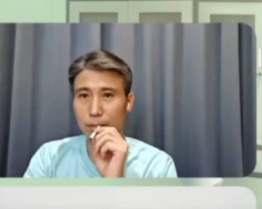 ​李乃文正欲抽烟发现有镜头 紧急撤回动作表情搞笑
