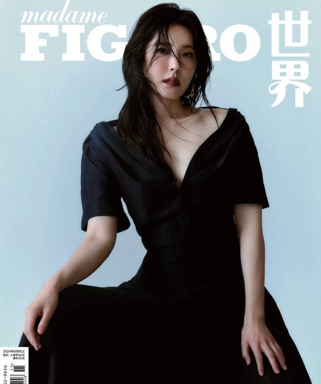 曾黎湿发造型性感诱惑 挂脖镂空连衣裙显纤细腰肢