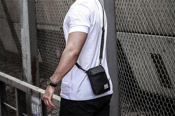 男士手机包有什么款式 男生背什么样的手机包好看