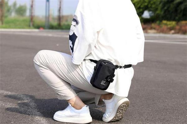 男士手机包有什么款式 男生背什么样的手机包好看