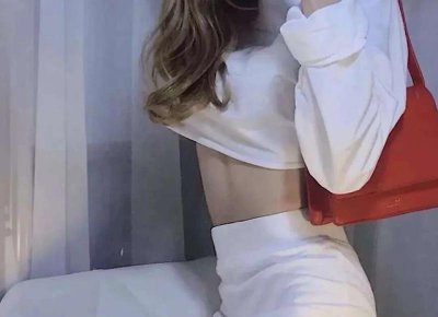 ​老婆最近总是去酒吧，和一个男人很亲密，是不是出轨了