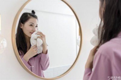 ​为什么我们的皮肤会出油 怎么改善皮肤出油