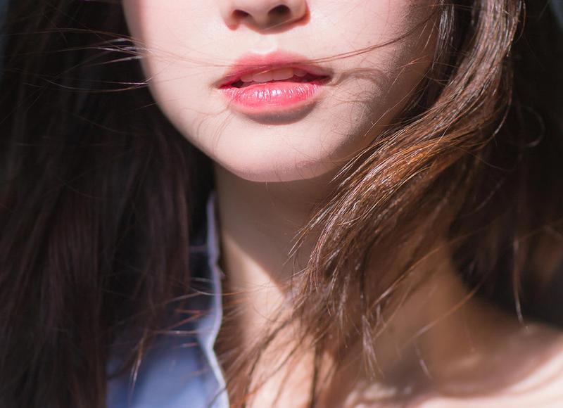 遇到心动的人，女人会情不自禁有以下3个表现