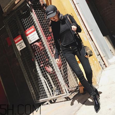 黑色衣服掉色属于质量问题吗？黑色衣服掉色严重怎么办？