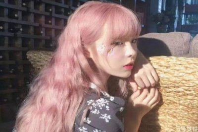 ​粉色头发适合黄皮吗 什么人适合染粉色头发