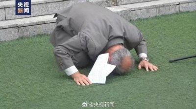 ​76岁侵华日军后人赤脚跪地谢罪