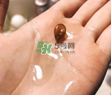 雅诗兰黛小棕瓶安瓶胶囊怎么样？雅诗兰黛小棕瓶胶囊功效