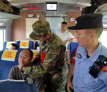 ​“是我应该做的”！去往军营的列车上，这名新兵救助突发疾病旅客
