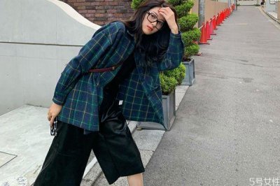 ​皮裤搭配什么衣服 皮裤搭配方法